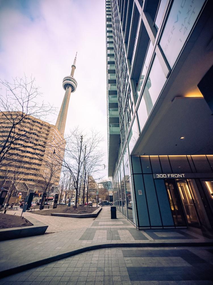 Pet Friendly Luxury Suite by CN Tower & Free Parking