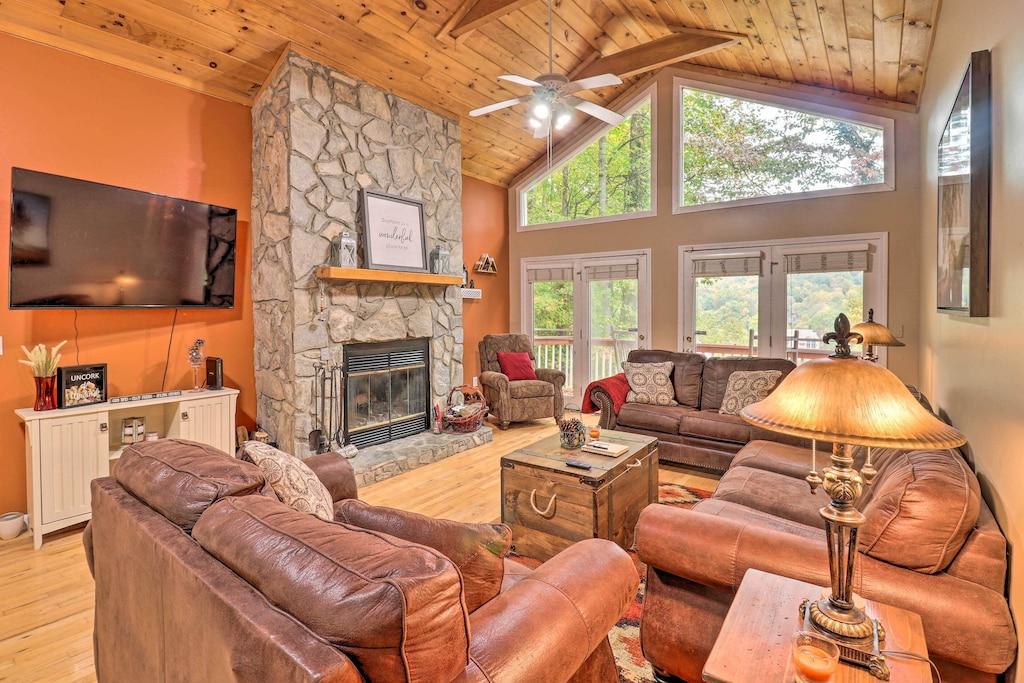 Pet Friendly Cozy Rustic Red Cabin in Maggie Valley Club