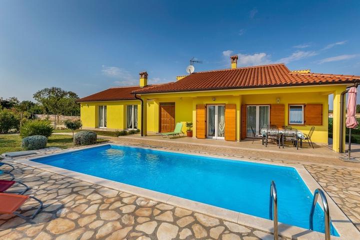 Pet Friendly Delightful Villa with Pool For