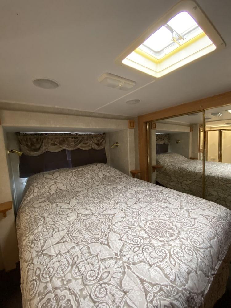 Pet Friendly Spacious RV on the Canal