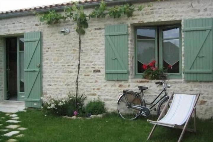 Pet Friendly 6-Person Cottage Near La Rochelle with Free WiFi