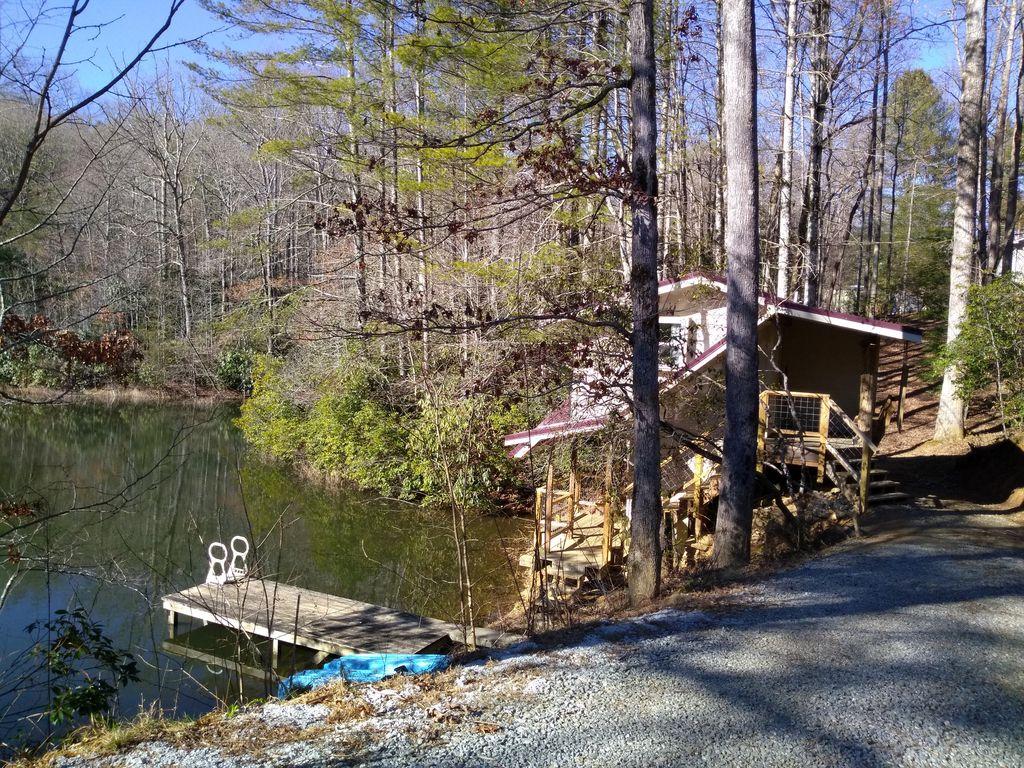 Pet Friendly Little House on the Pond