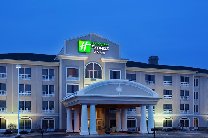 Pet Friendly Holiday Inn Express Hotel & Suites Rockford-Loves Park an IHG Hotel