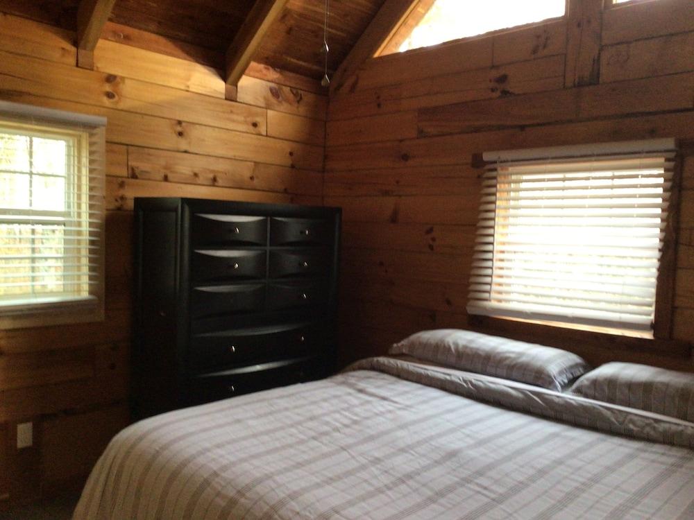 Pet Friendly Shady Pines Cabin