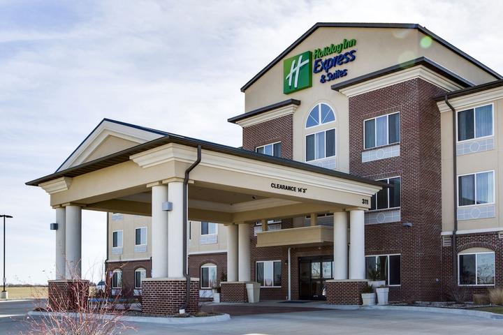 Pet Friendly Holiday Inn Express & Suites Nevada an IHG Hotel