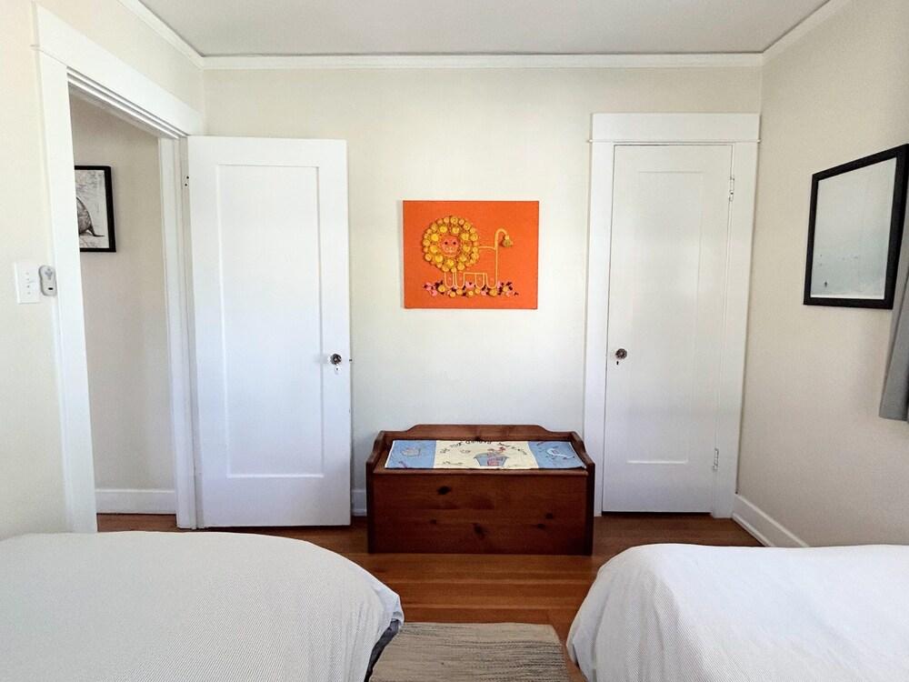 Pet Friendly Charming Beach Bungalow in Midtown