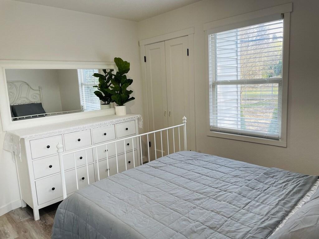 3BR Home in Vancouver with King Bed Pet Policy