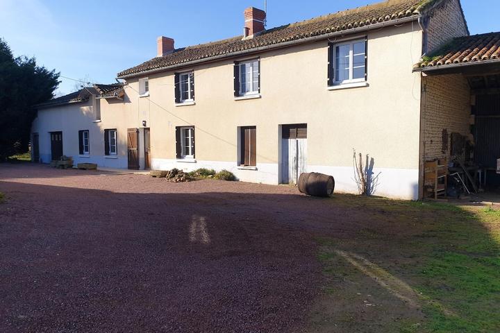 Pet Friendly House With 3BR in Les Trois-Moutiers With Garden