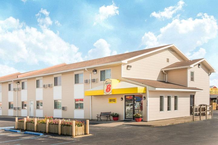 Pet Friendly Super 8 by Wyndham Moberly MO