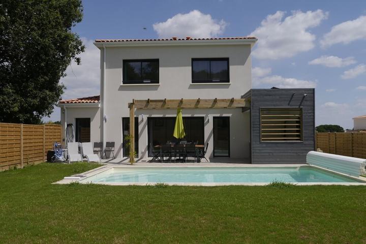 Pet Friendly 4 Bed Villa with Pool (1)