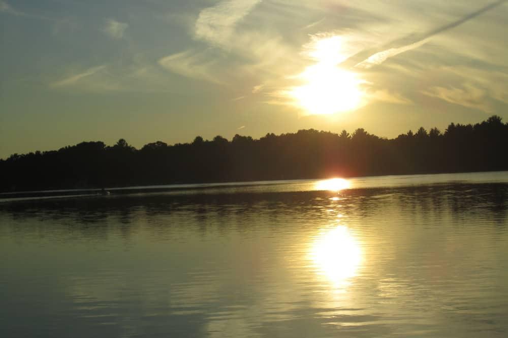 Charming Lakefront Home on Pine Lake (Waupaca) Pet Policy