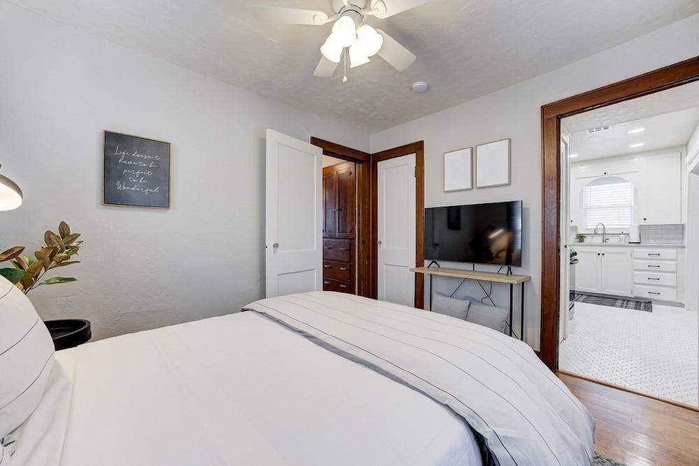 Cozy Cottage in Downtown Edmond Pet Policy