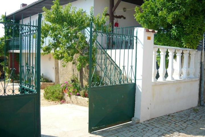 Pet Friendly 4BR House with Furnished Terrace at Bragança