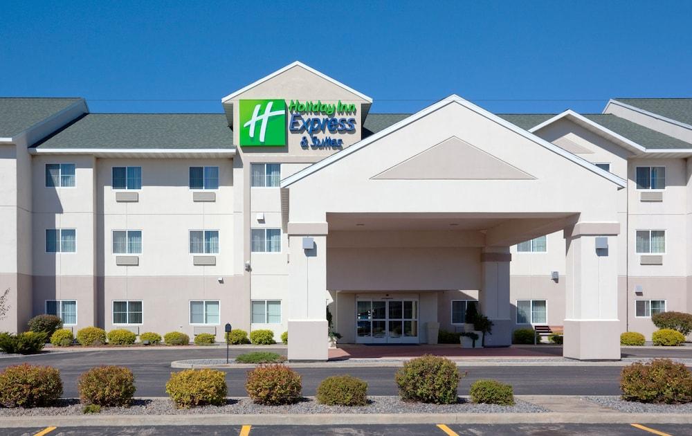 Pet Friendly Holiday Inn Express and Suites Stevens Point an IHG Hotel