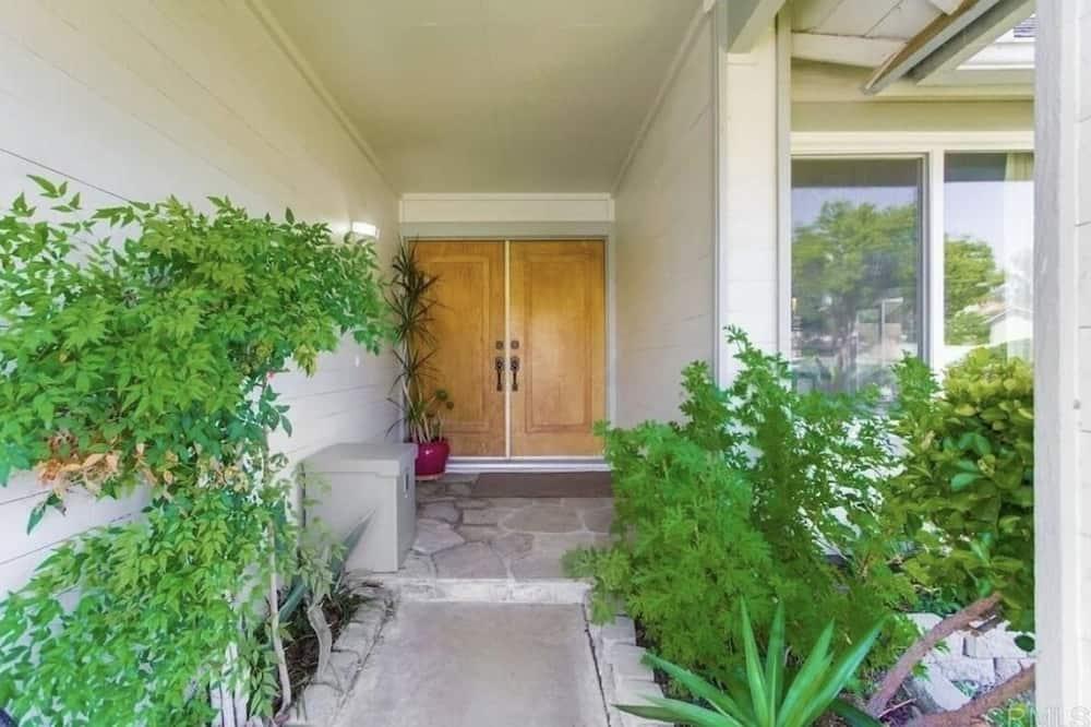 Cozy, Chic 2BR House in the Heart of Poway Pet Policy