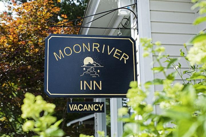 Pet Friendly Moonriver Inn