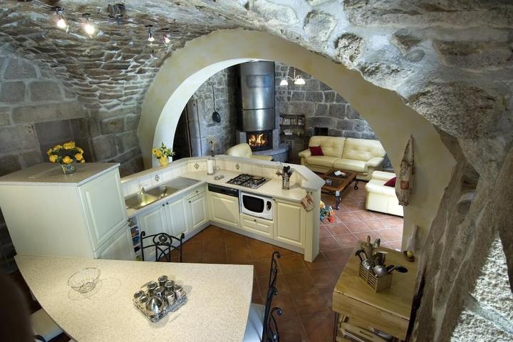 Pet Friendly 3BR Stone House with Fireplace