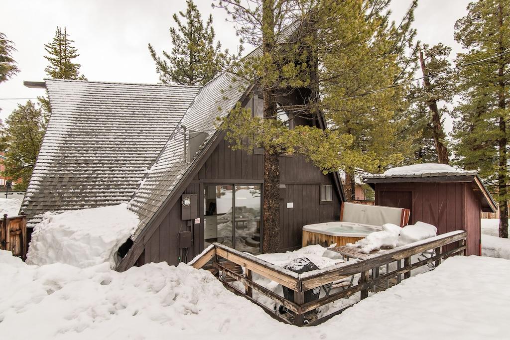 South Lake Tahoe House with Hot Tub & Near Dining Pet Policy