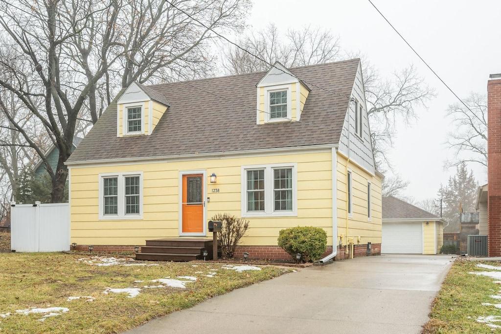 4BR Home Near the Famous Waveland Cafe Pet Policy