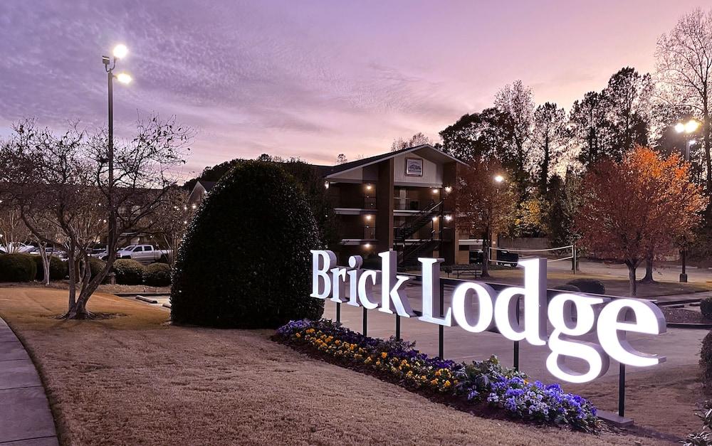 Pet Friendly Brick Lodge Atlanta/Norcross