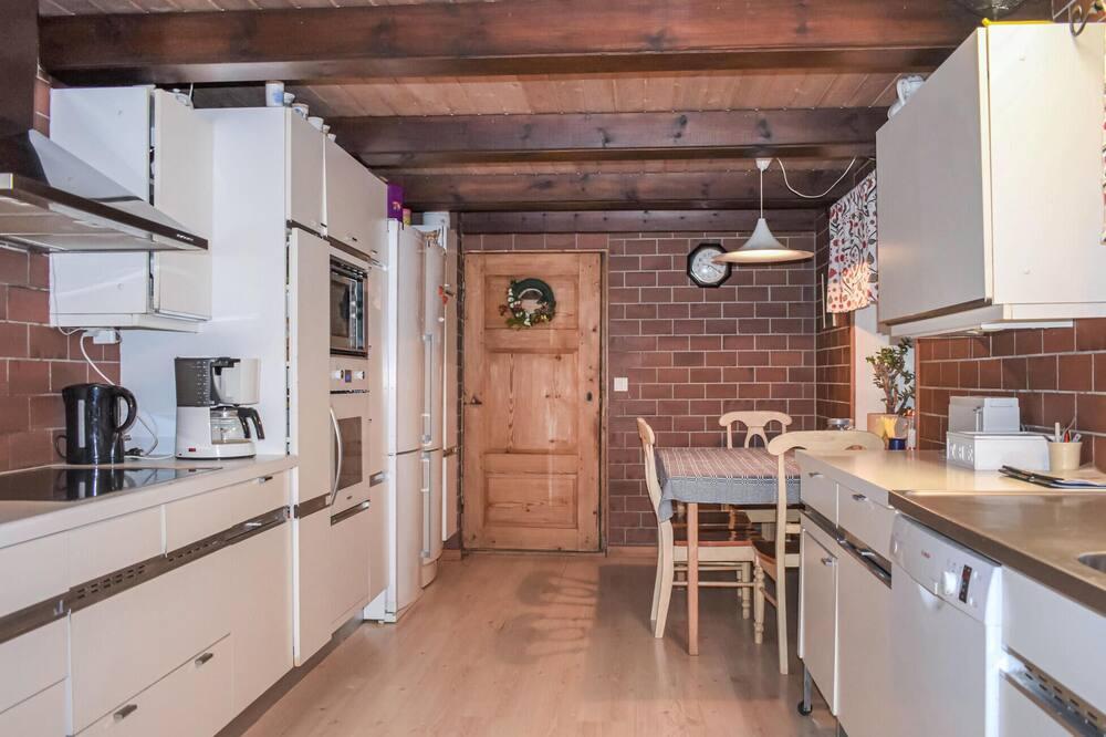 Pet Friendly Nice 4BR Home in Annelöv with WiFi