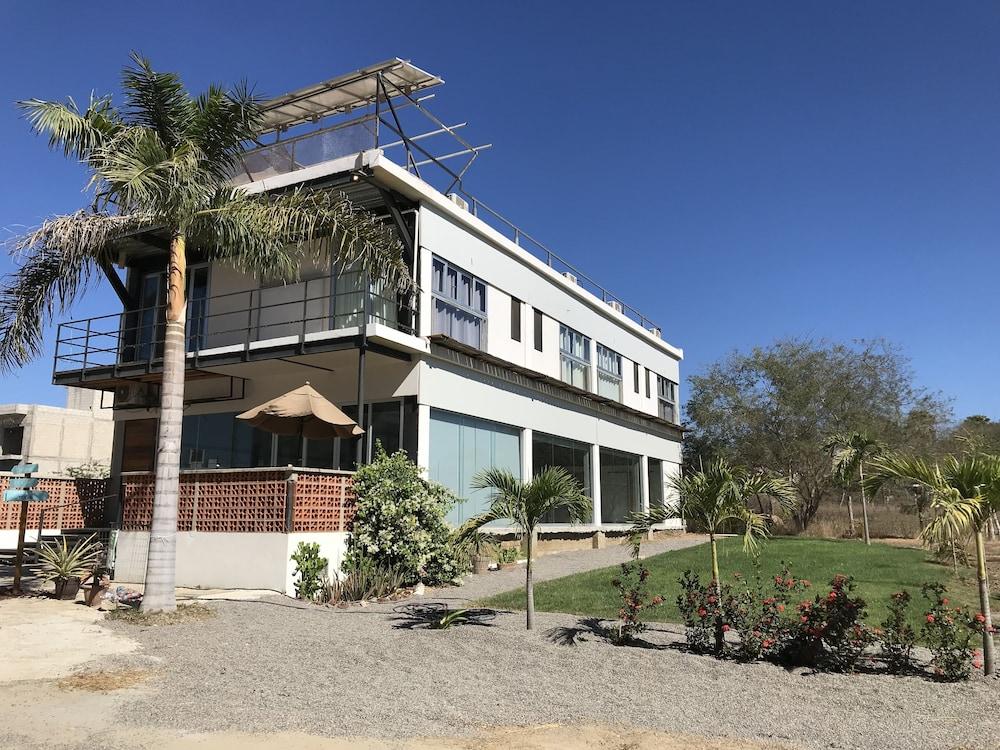 Pet Friendly Modern Mexican 2 Bedroom Apartment
