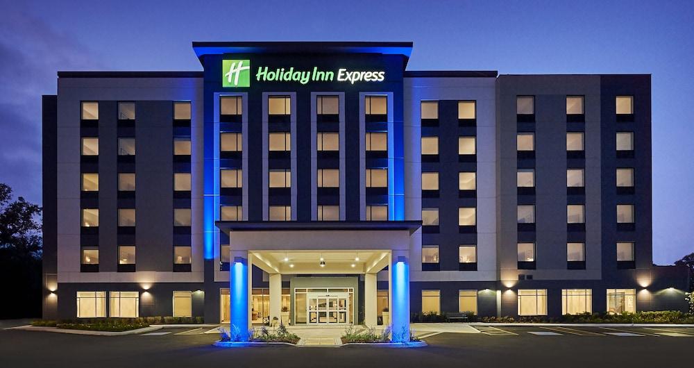 Pet Friendly Holiday Inn Express Sarnia - Point Edward an IHG Hotel