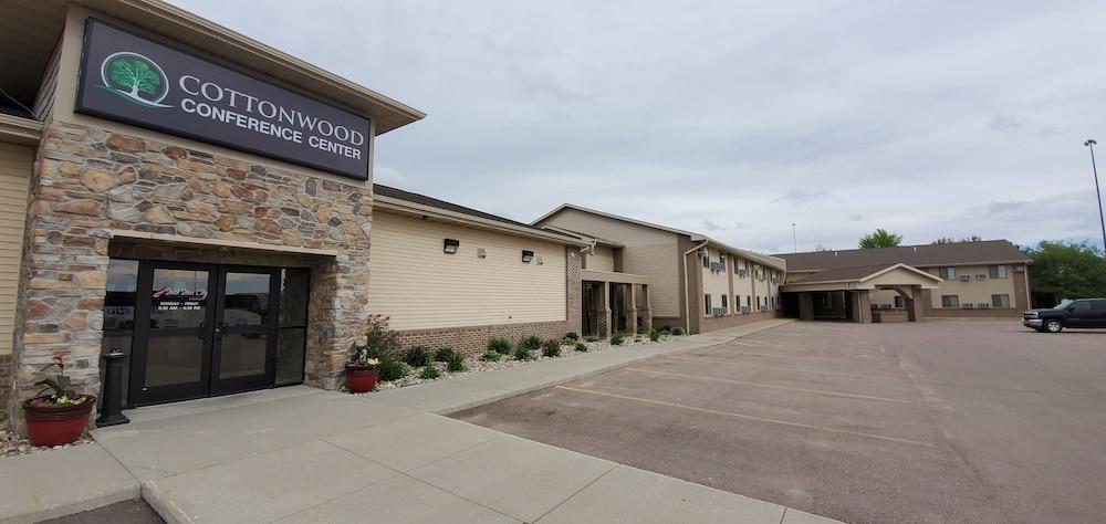 Pet Friendly Cottonwood Inn and Conference Center