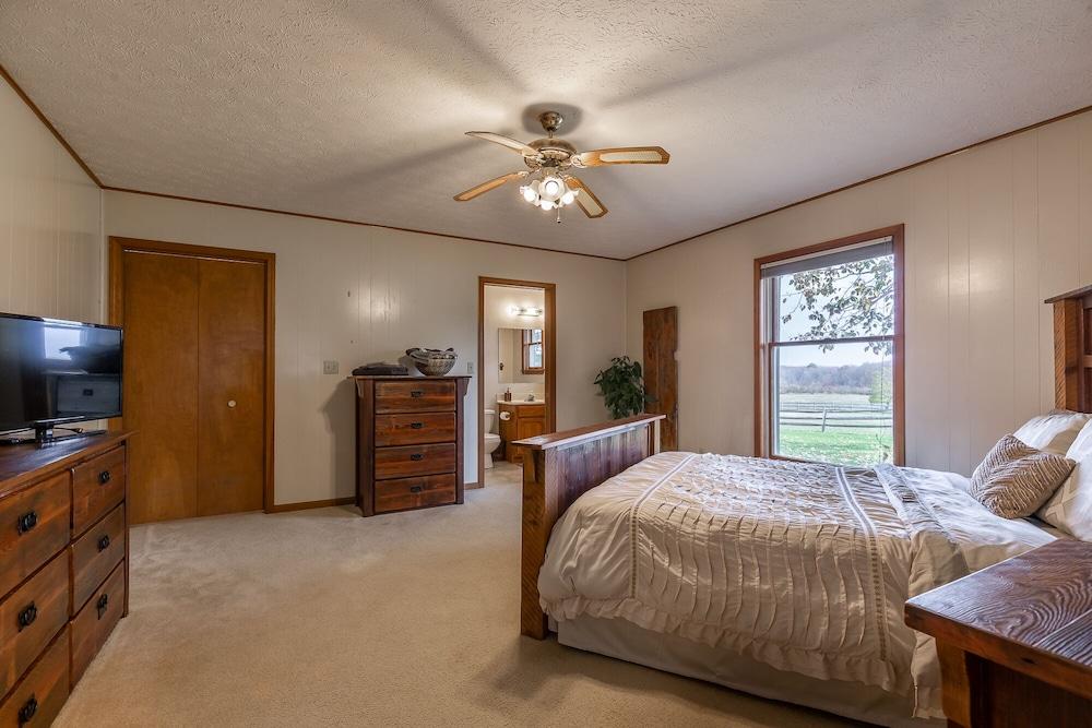 Pet Friendly Bonnie's Guesthouse at Peridot Equine Sanctuary