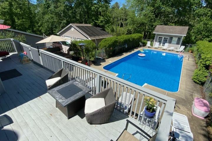 Pet Friendly 7 1/2 Acre Private Estate with Pool & Hot Tub