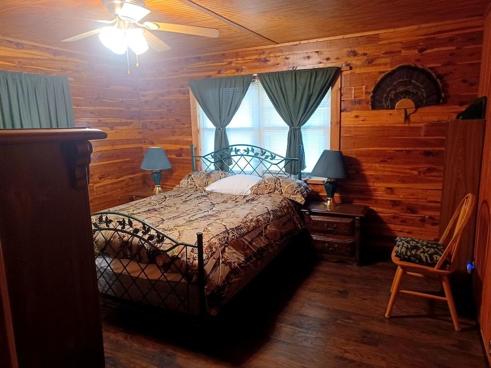 Pet Friendly Deluxe Log Home with 83 Acres on River