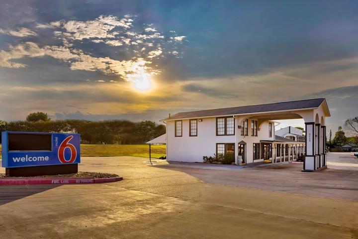 Pet Friendly Motel 6 Bryan TX - College Station
