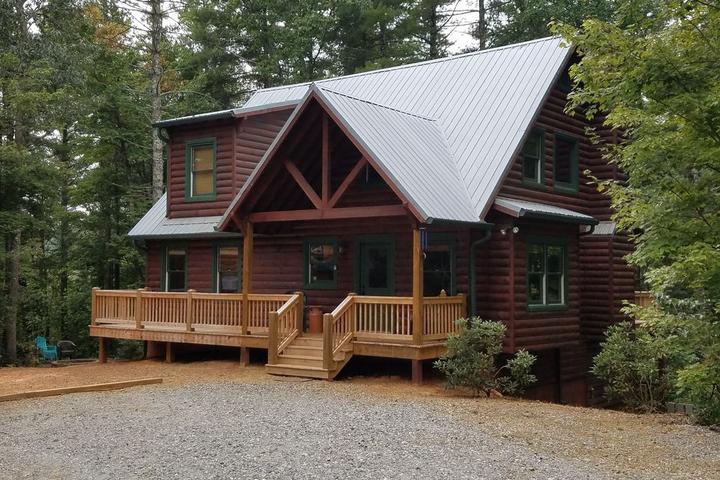 Pet Friendly 3/3 Cabin with Hot Tub
