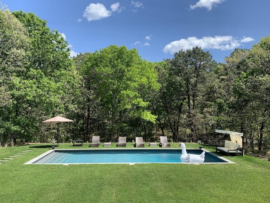 Ideal Location in East Hampton Pet Policy