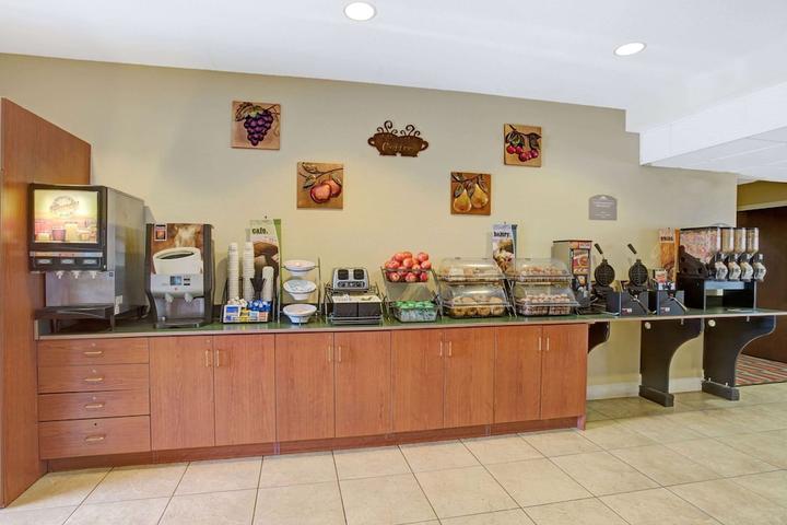 Pet Friendly Microtel Inn & Suites by Wyndham Bushnell