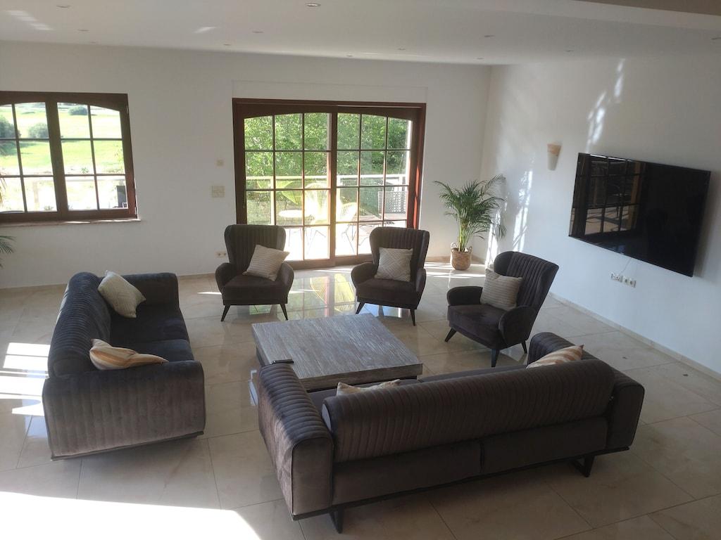 House Horseshoe Pet Policy