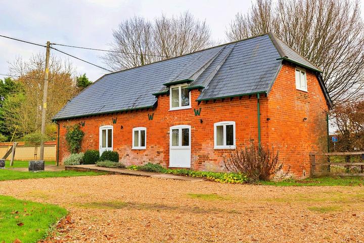 Pet Friendly Superb Barn Conversion in Hampshire