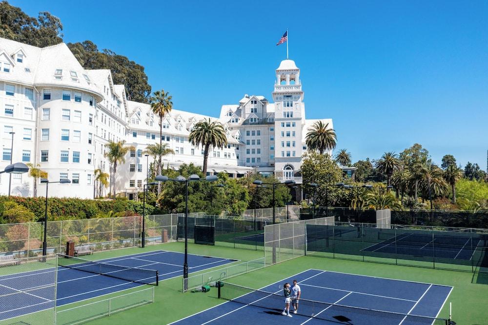 Pet Friendly Claremont Resort & Club