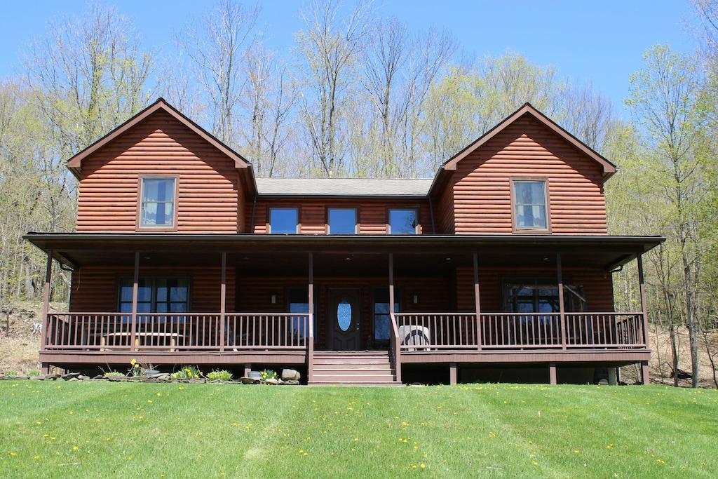 Pet Friendly Exceptional Modern Log Home Close to Downtown