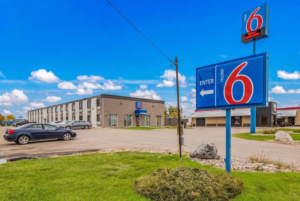 Pet Friendly Motel 6 Fargo ND - West Acres - North Fargo
