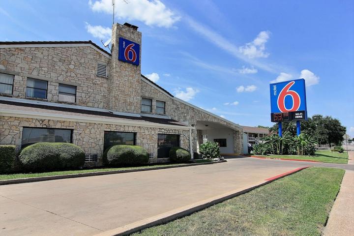 Pet Friendly Motel 6 Austin TX - Central Downtown UT