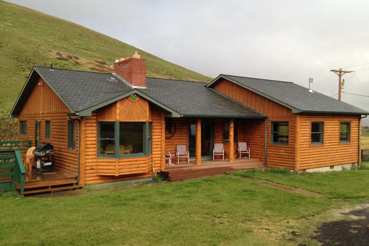 Pet Friendly Six Bedroom Country Log Lodge on 20 Acres