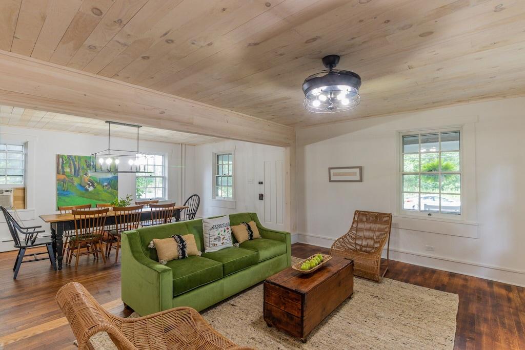 Renovated Farmhouse 1 Mile from Beaver Stadium Pet Policy