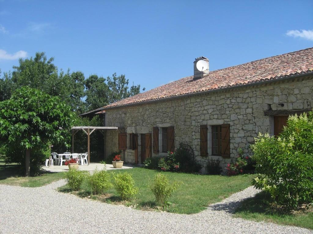 Pet Friendly Nice 5-Seater Gite with Swimming Pool in Plieux