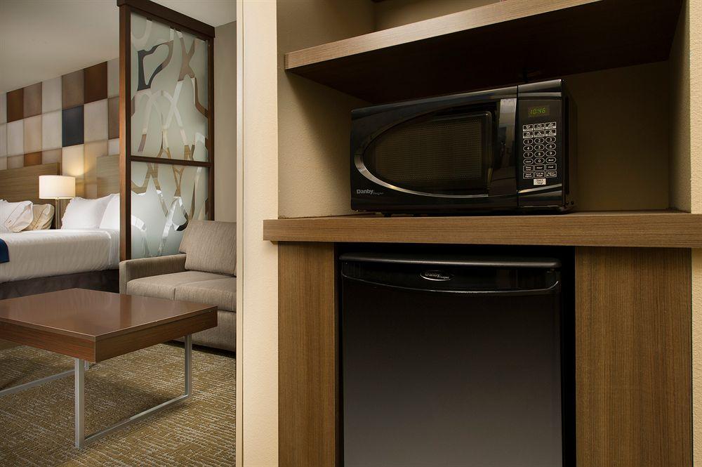 Holiday Inn Express & Suites Waco South Pet Policy