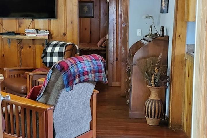 Pet Friendly Cottage #2 with a Lake & Creek