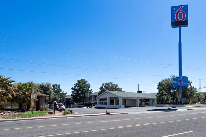 Pet Friendly Motel 6 Kingman AZ - Route 66 West