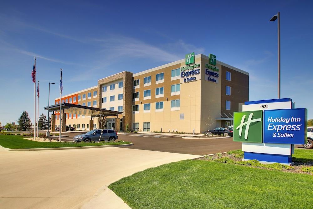 Pet Friendly Holiday Inn Express & Suites Findlay North an IHG Hotel