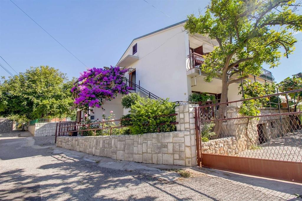 Apartment Helena 1 Pet Policy