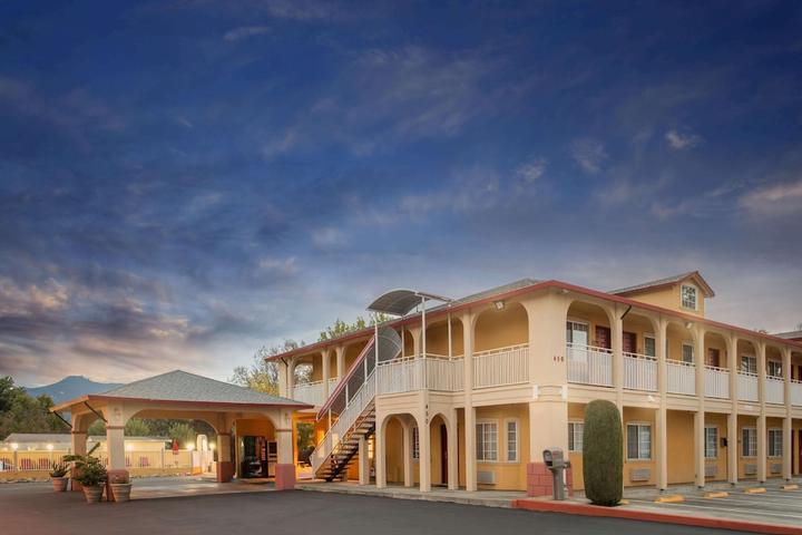 Pet Friendly Upper Lake Inn and Suites